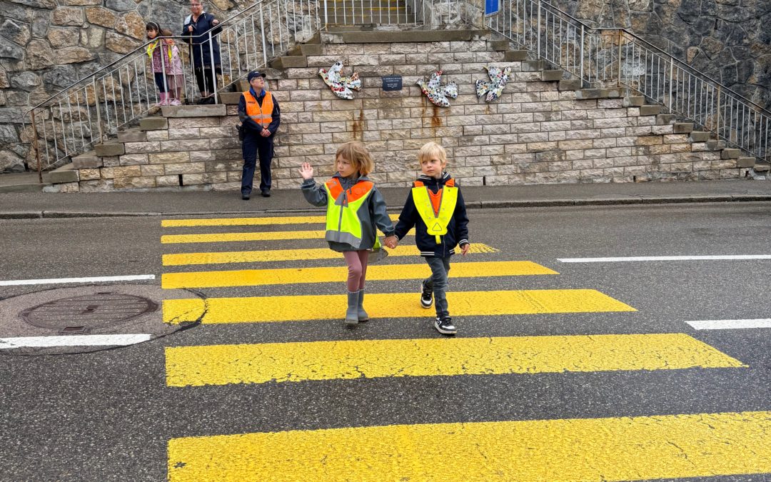 Nous apprenons à traverser la route !